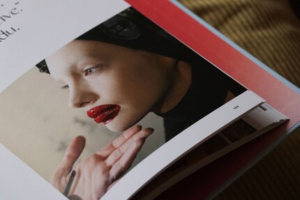 Make-up artist Peter Philips' look for Alexander McQueen's Autumn / Winter 2009 show. Image from the book «The New Beauty».