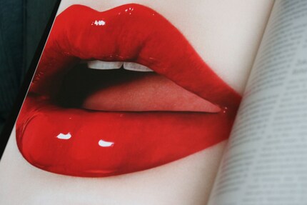 An even complexion is a suitable base for brightly coloured lips. Image from the book «Face Paint» by Lisa Eldridge.