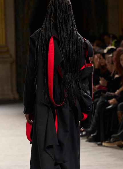 Anti-Fashion-Meister Yohji Yamamoto setzt gerne rote Farbakzente.
