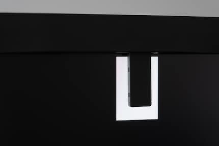 The sensor measures various colour areas, after which it disappears back into the housing.