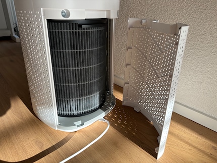 A big mouth with heaps of filters behind it. This is where the air gets purified. The plastic flap closes magnetically and looks stable.
