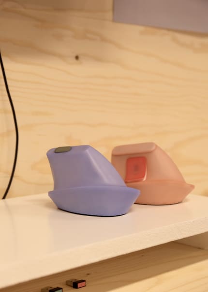 «Verti Grip Mouse» (r. im Bild) richtet sich an Menschen mit einer vertikalen Krallenhand.