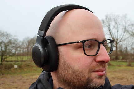 The JBL Live 770NC don’t press on the frames of your glasses.