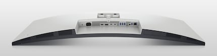 Ports galore on the back of the U4025QW. In addition, two USB-C and one USB-A can be extended on the underside, which are accessible from the front.