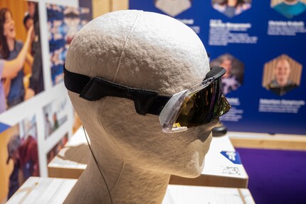 Die Oakley «Flex Scape» hier mit Band und Prizm 24k-Glas.