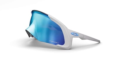 Die Oakley «Flex Scape» hier mit Bügel und Prizm Snow Sapphire-Glas.