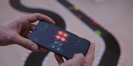 Bei Carrera Hybrid lassen sich die Fahrzeuge per App auf dem Smartphone steuern.