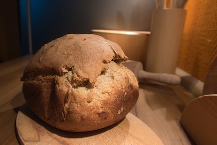 The finished loaf, looking all photogenic. Don’t you just want to sink your teeth into it?
