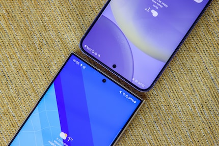 Der Rahmen ums Display ist noch schmaler geworden. Deswegen haben das S24 und S24 Plus bei unveränderter Größe mehr Displayfläche bekommen.