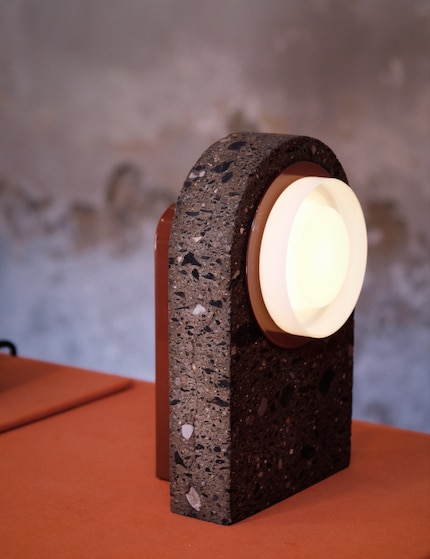 Die Serie «Ambra» kombiniert antike Steine mit Aluminium.