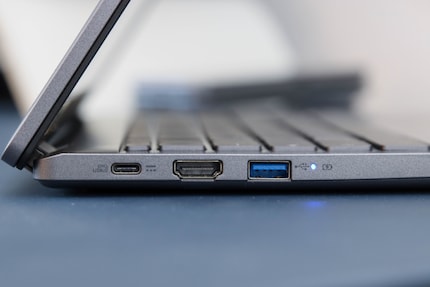 Auf der anderen Seite befindet sich eine zweite USB-C-Buchse, über die sich das Chromebook aufladen lässt, sowie der Kopfhöreranschluss.
