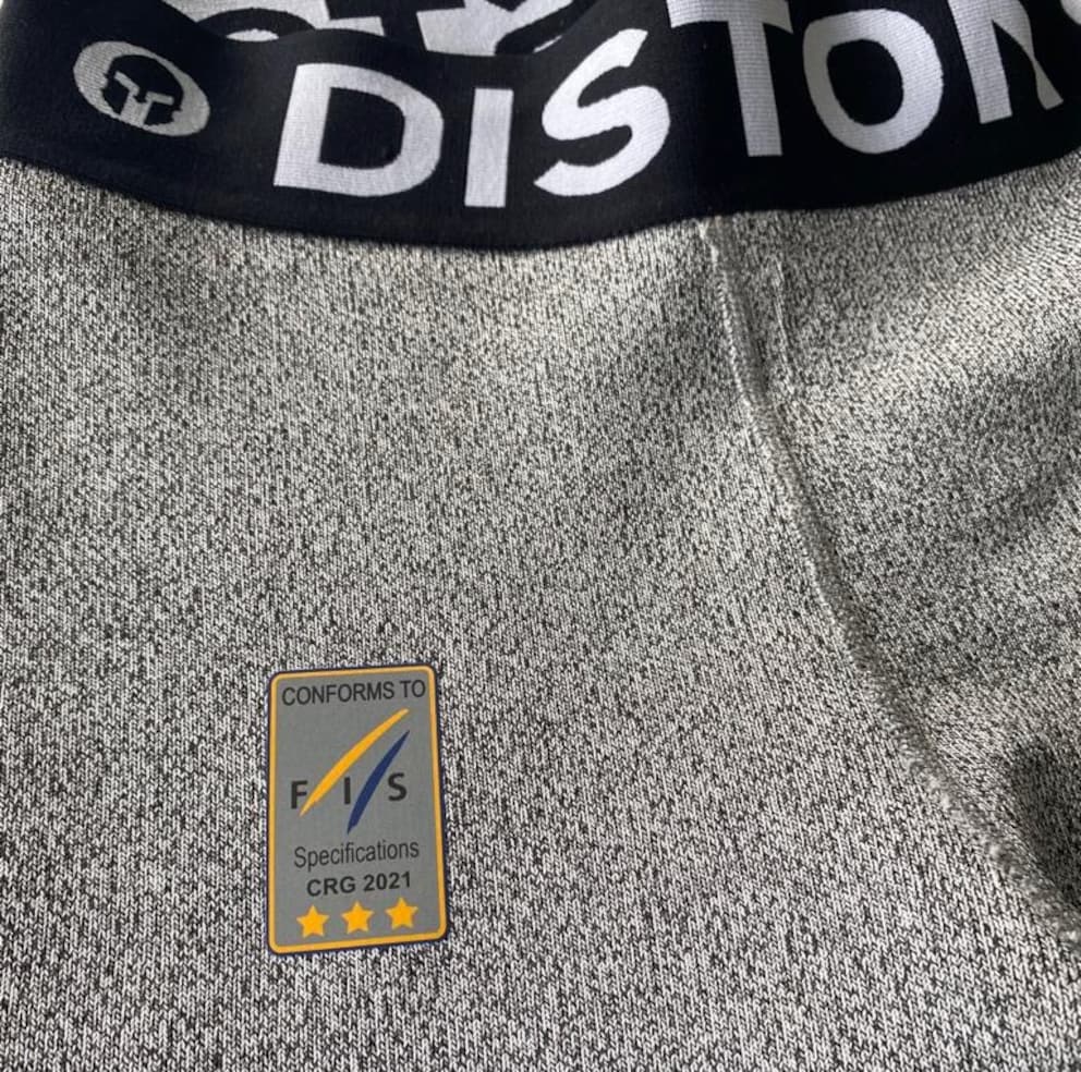 Der Schnittschutz der Diston Skiunterwäsche wurde von der FIS mit drei Sternen zertifiziert.