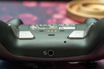 The four freely assignable buttons on the back are perfectly positioned.