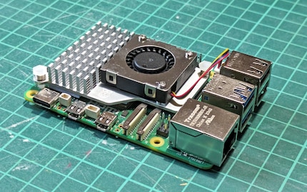 Der Aktivkühler klebt auf drei Chips und hält auch dank zwei gefederten Pushpins bombenfest.