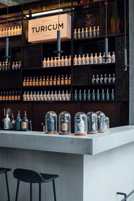 Im Turicum Gin Lab in Zürich hängt die Pendelleuchten-Serie namens «Meta».