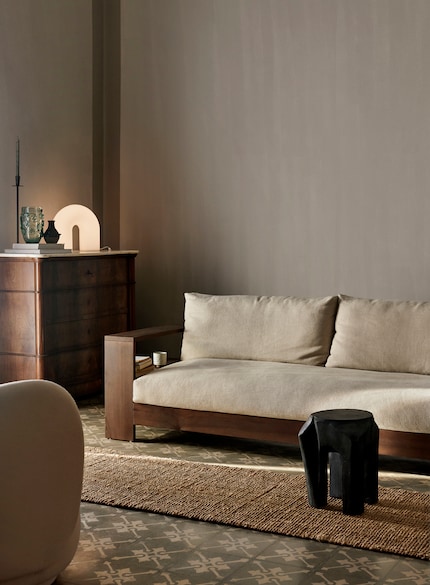 The soft silhouette of the Vuelta table lamp is reminiscent of a rainbow.