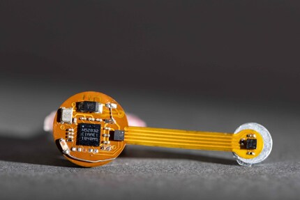 Die Hardware des Ohrringes mit Sensoren und Bluetooth-Antenne