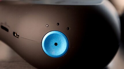 One for all: the blue button can be used to switch the device on and off and change the speed.