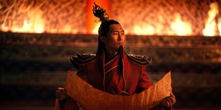 Firelord Ozai in seinem furchteinflössenden Thronraum – von den Flammen im Hintergrund bis zu den scharfen Wangenknochen 1:1 wie aus der Zeichentrickserie.