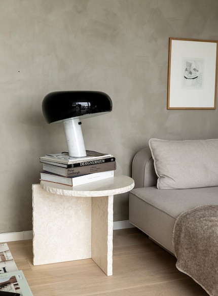 Artwork and design objects are welcome to round off the literary look.