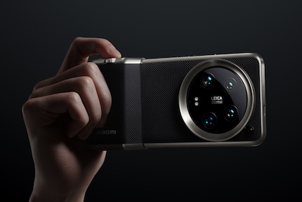 Das Photography Kit erweitert das Xiaomi 14 Ultra um Bedienelemente und einen Akku.