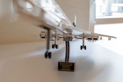 Die Concorde von Lego schwebt auf einem Sockel.