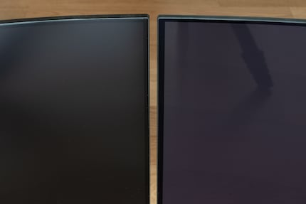 QD-OLED panels (right) appear less black in bright environments than WOLED panels (left).