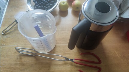 Ich stelle drei Dinge bereit: einen Behälter mit der Tastenkappe drin, heisses Wasser und ein Werkzeug, damit ich mich beim Herausnehmen der Tastenkappe nicht verbrenne.