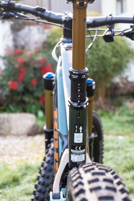 The rear has 150 millimeters of travel and the seat post can be lowered by 125 millimetres on models with the frame size L.