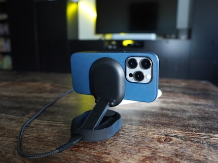Qi2-Charger haben standardisierte Magnete, welche das Smartphone in Position halten.