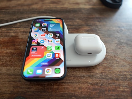 Next to the charging pad for your phone, you’ll find a charging spot for headphones.