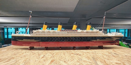 Unsere büroeigene Titanic ist Blickfang und Staubfänger in einem.