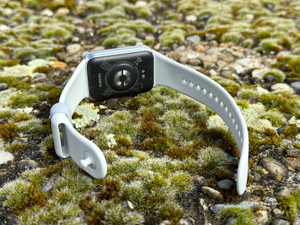 Das Smart Band erinnert sehr an die Apple Watch.