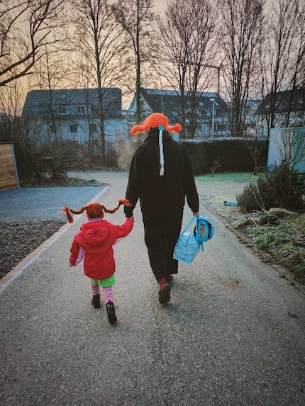 Pippi und Pippi/Elsa auf dem Weg zur Fasnacht.