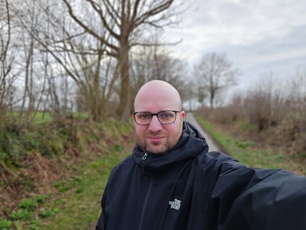 The portrait mode enables blurred backgrounds.