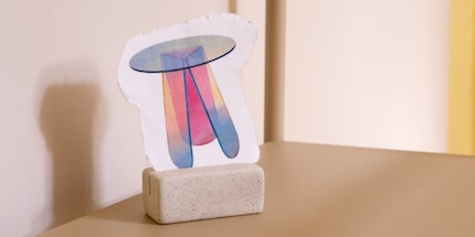 Die Oberflächenbehandlung von «Shimmer Tavoli» von Glas Italia bewirkt einen Regenbogen-Effekt.