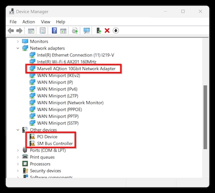 Im Geräte-Manager werden nicht erkannte Geräte mit einem Ausrufezeichen gekennzeichnet. Oben siehst du die gerade durchs Windows-Update erfolgreich installierte Netzwerkkarte rot umrandet.