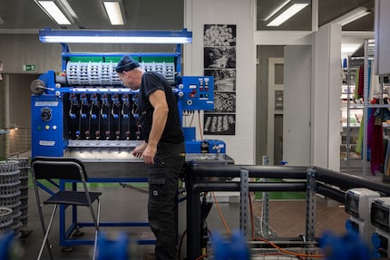 Swiss Silk bought itself the blue machine with its winnings from the 2016 «Agropreis», the leading innovation award in Swiss agriculture.