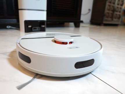 Der Lidar-Scanner sitzt oben auf dem Roboter und sieht darum auch durch Glastüren.