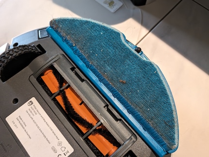 Nach dem feucht Aufnehmen eines Zimmers ist der Mopp so schmutzig, dass ich ihn abnehmen und waschen muss.