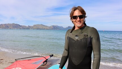 Mallorca Kiteboarding Mit-Gründer Mike Weber gibt Tipps zum Umgang mit dem Wing.