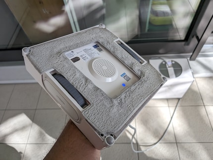Das spezielle Mikrofasertuch befestige ich mit Klettverschlüssen unten am Roboter.