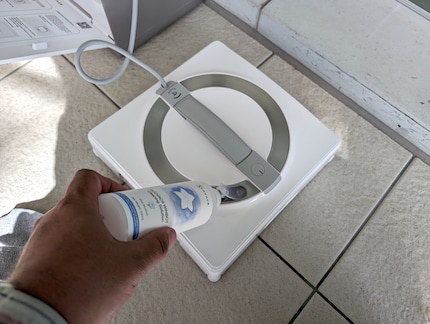 Die Reinigungsflüssigkeit kommt direkt in den Roboter.