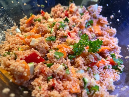 Am Abend esse ich Couscous-Salat mit Soja-Joghurt.