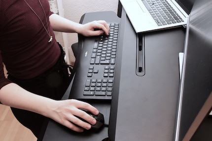 The keyboard surface is a little too narrow. The rounded ergonomic edge may be useful for some people, but I’d prefer a little more space instead.