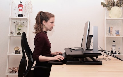 The height of the screens works when seated too. Please ignore the tangled cables.