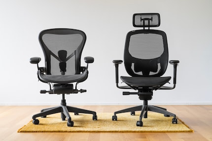 The backrest of the Aeron (left) tapers downwards, giving space for arms. The Fujin Pro (right) has a different shape. The separate suspension of the armrests also makes it wider.