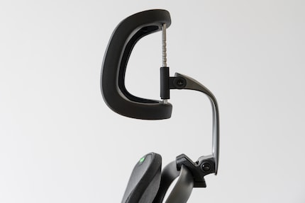 I can tilt the headrest on two axes and adjust its height. Not that this helps much – the lower locking mechanism breaks after a short time.