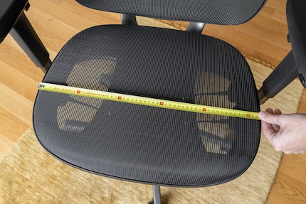 The seat of the Fujin Pro is flat and 52 cm wide. This leaves room to manoeuvre – and to adopt a bad posture.
