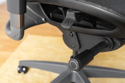 The Fujin Pro has no shortage of adjustment options. The lever can be used to adjust the resistance of the backrest, for example.